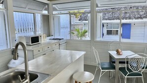 Cafetera/tetera, refrigerador, microondas, utensilios de cocina