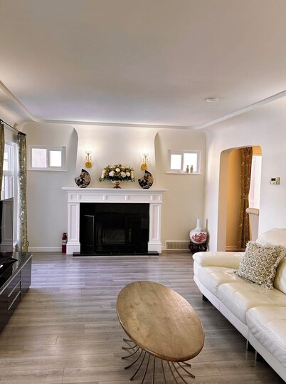 4 big bedrooms 2bathroom with tub and shower
6mins to airport 20mins to downtown