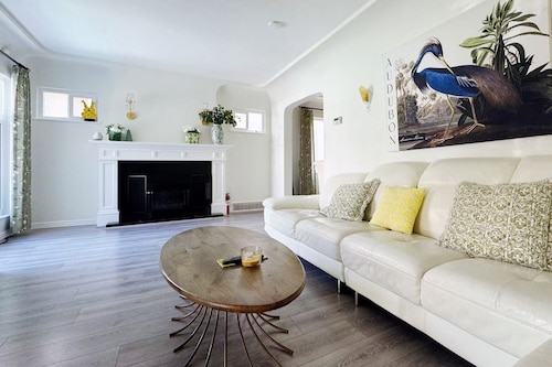 4 big bedrooms 2bathroom with tub and shower
6mins to airport 20mins to downtown