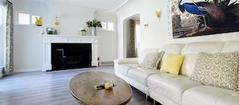 4 big bedrooms 2bathroom with tub and shower
6mins to airport 20mins to downtown