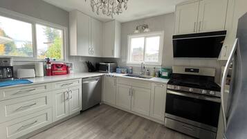 Een koelkast, een magnetron, een oven, een kookplaat