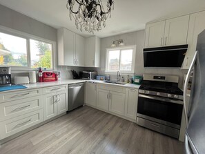 Refrigerador, microondas, horno y parrilla de estufa 