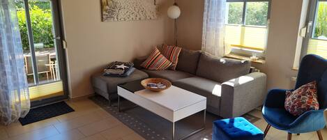 TV, ping pong, books, stereo