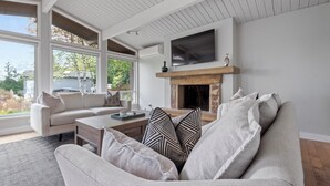 Ein Wohnzimmer mit einer Couch, einem Couchtisch und einem Kamin.