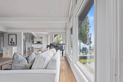 Bright 2bd suite with ocean views! Perfect getaway for family or friends!