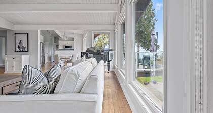 Bright 2bd suite with ocean views! Perfect getaway for family or friends!