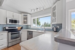 Kjøleskap, mikrobølgeovn, ovn og kokeplater