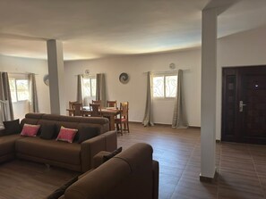 Smart TV - Maison 3 Chambres Avec Piscine à Malikounda Près de Saly (Malikounda)