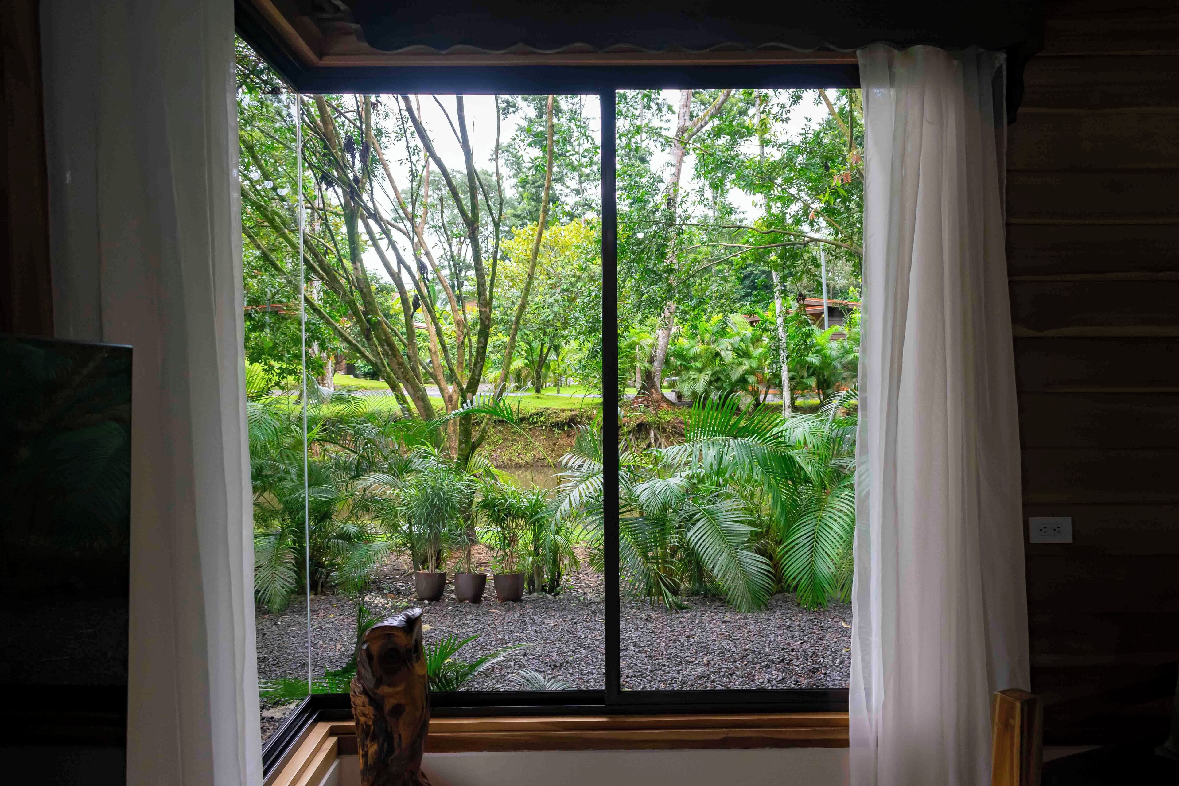 Villa superior, 2 habitaciones | Área de sala de estar | Smart TV de 55 pulgadas con canales digitales 