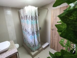 Shower, towels, soap, shampoo - [Suite Minimal Chic] 4min City center (Cuenca)