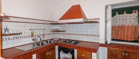 Jääkaappi, uuni, liesi, keittoastiat/astiat/ruokailuvälineet