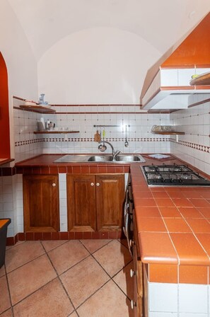 冷蔵庫、オーブン、コンロ、調理器具と食器