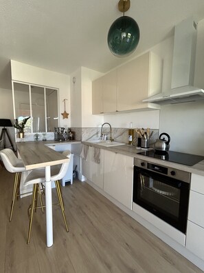 Private kitchen - Bel Appartement de 52 m2 à 5 m de la Plage Avec une Grande Terrasse de 15 m2 (Vallauris)