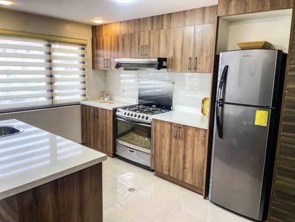 Fridge, oven, stovetop, cookware/dishes/utensils