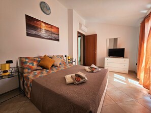 2 bedrooms, iron/ironing board, travel cot, free WiFi - Beatrice House, 2 km from the sea, 50 meters from the museum of the Giants of Mont'e Prama (Cabras)