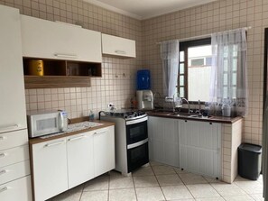 Private kitchen - Casa Reformada com Amplo Espaço, Churrasqueira e Piscina (Chácaras Mogiano Bertioga)