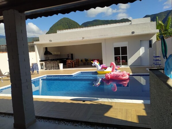 Pool - Casa Reformada com Amplo Espaço, Churrasqueira e Piscina (Chácaras Mogiano Bertioga)