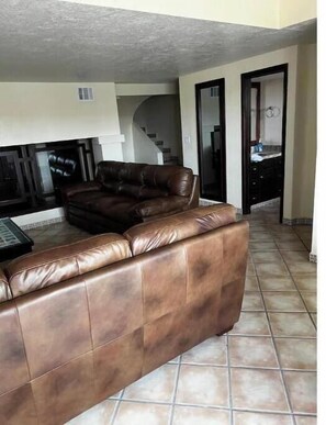 Smart TV - Cozy condo 2 minutes from the beach at a tennis resort gated community  (Playas de Rosarito)