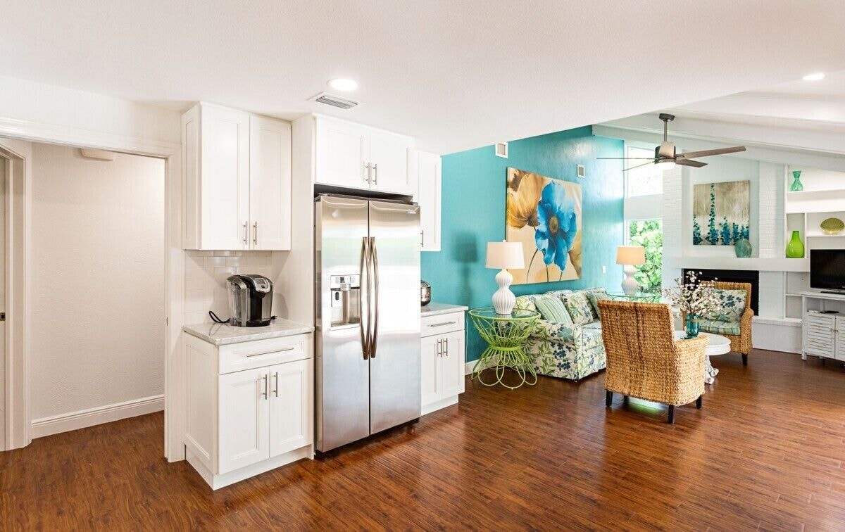Photo 11 of House west of 41: 10 min. walk to beach, park, arts, restaurants and shopping!