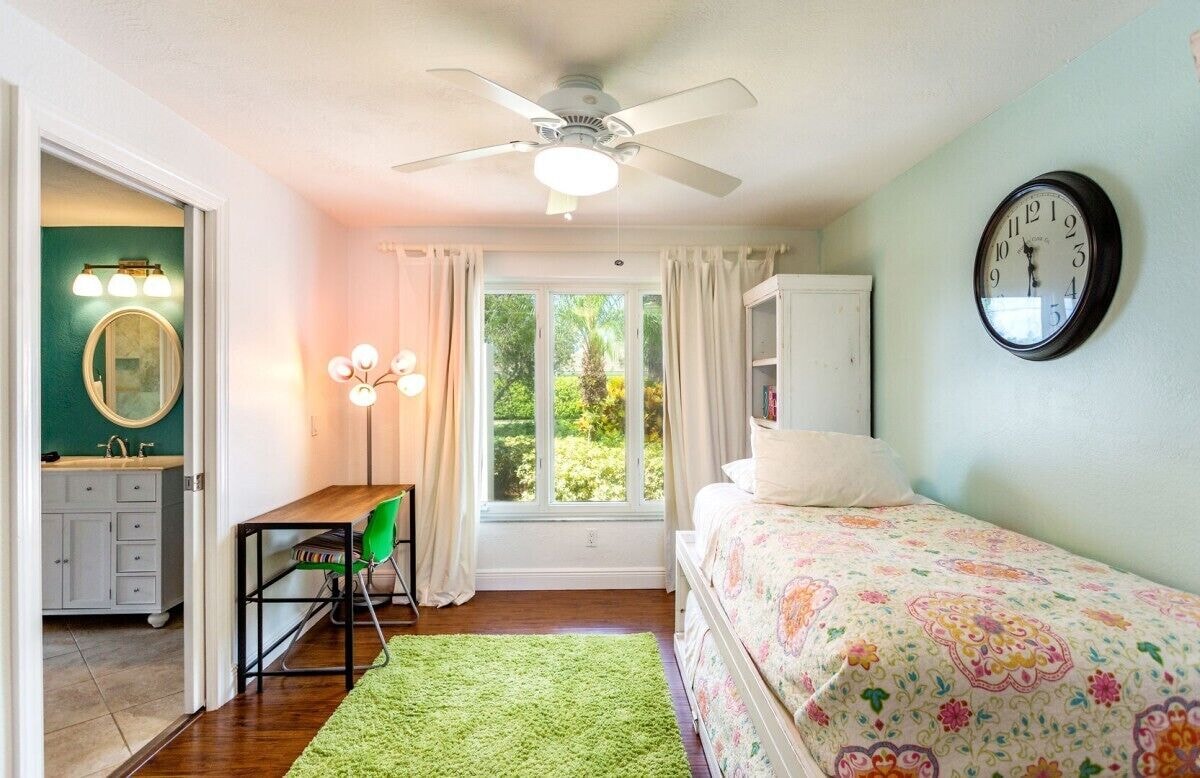 Photo 24 of House west of 41: 10 min. walk to beach, park, arts, restaurants and shopping!