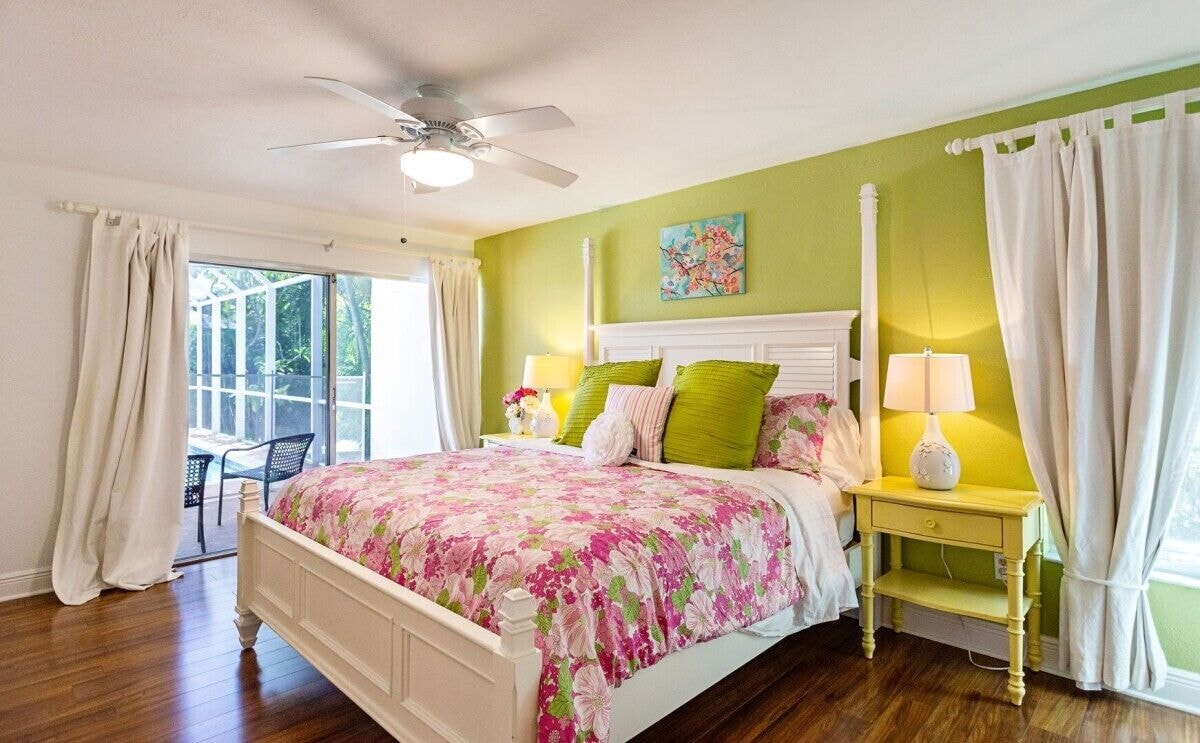 Photo 19 of House west of 41: 10 min. walk to beach, park, arts, restaurants and shopping!