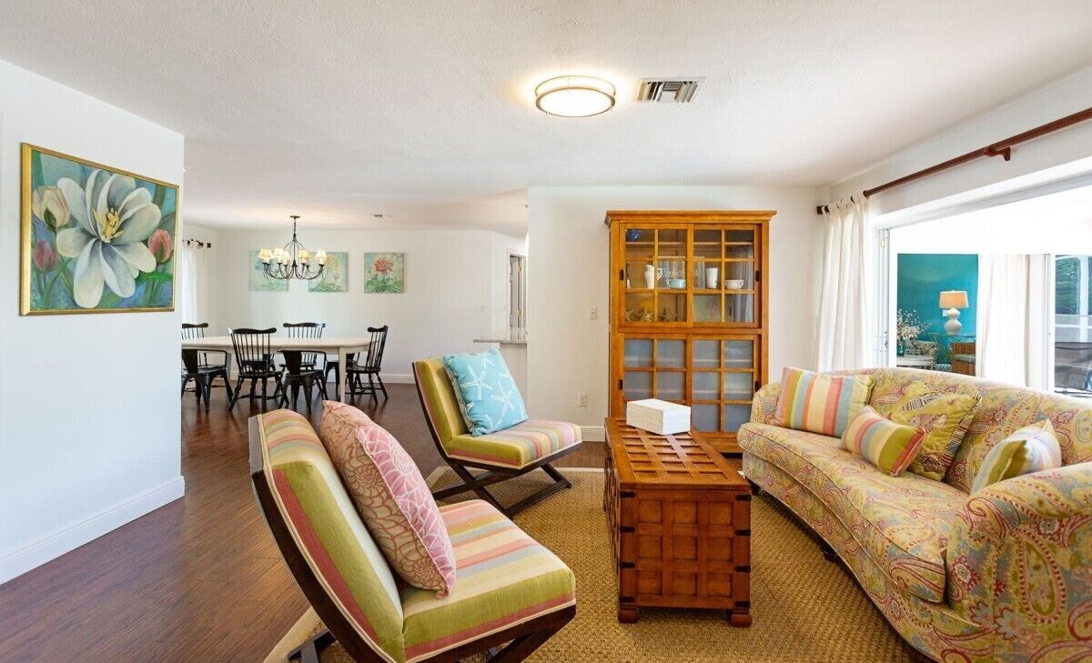 Photo 5 of House west of 41: 10 min. walk to beach, park, arts, restaurants and shopping!