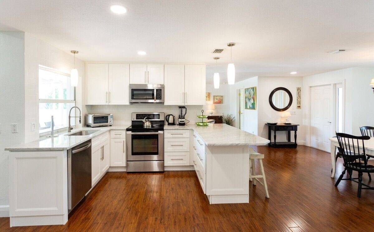 Photo 8 of House west of 41: 10 min. walk to beach, park, arts, restaurants and shopping!