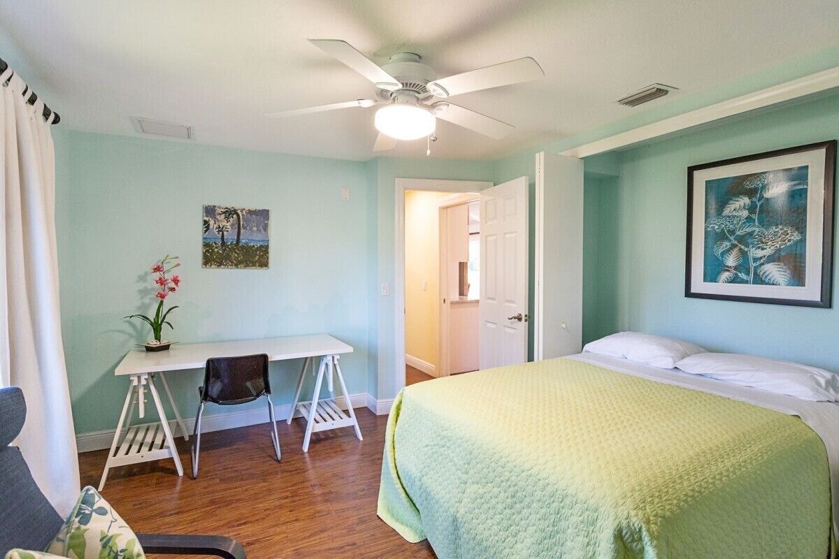 Photo 29 of House west of 41: 10 min. walk to beach, park, arts, restaurants and shopping!