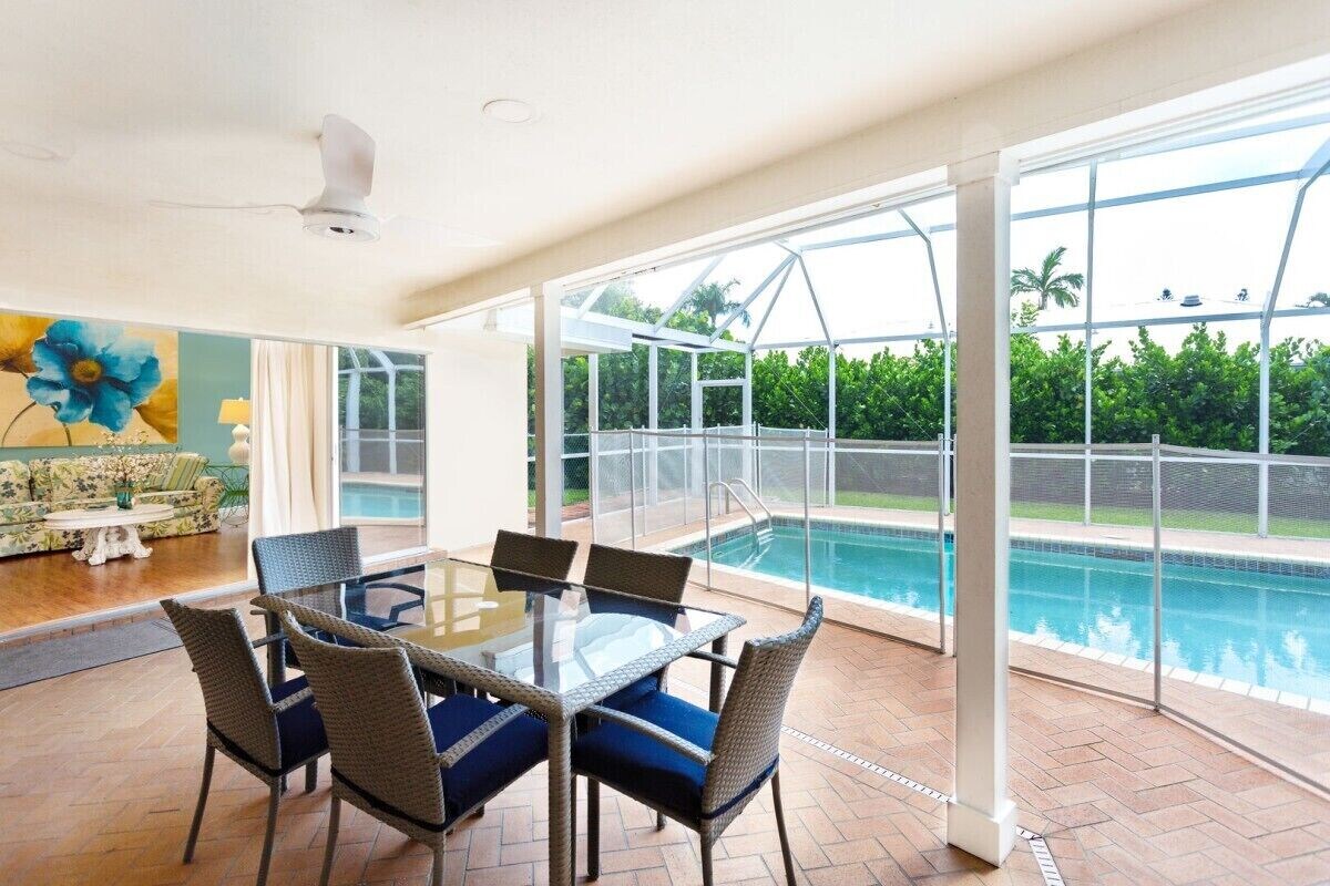 Photo 16 of House west of 41: 10 min. walk to beach, park, arts, restaurants and shopping!