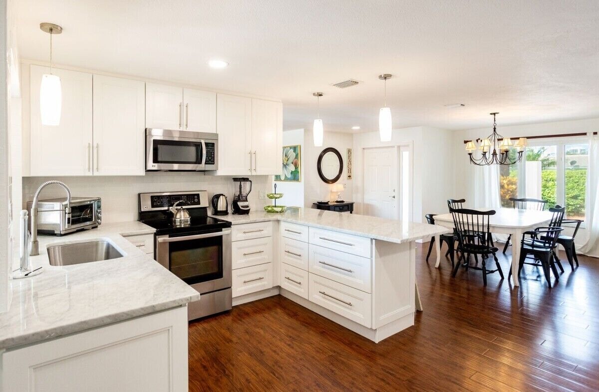 Photo 10 of House west of 41: 10 min. walk to beach, park, arts, restaurants and shopping!