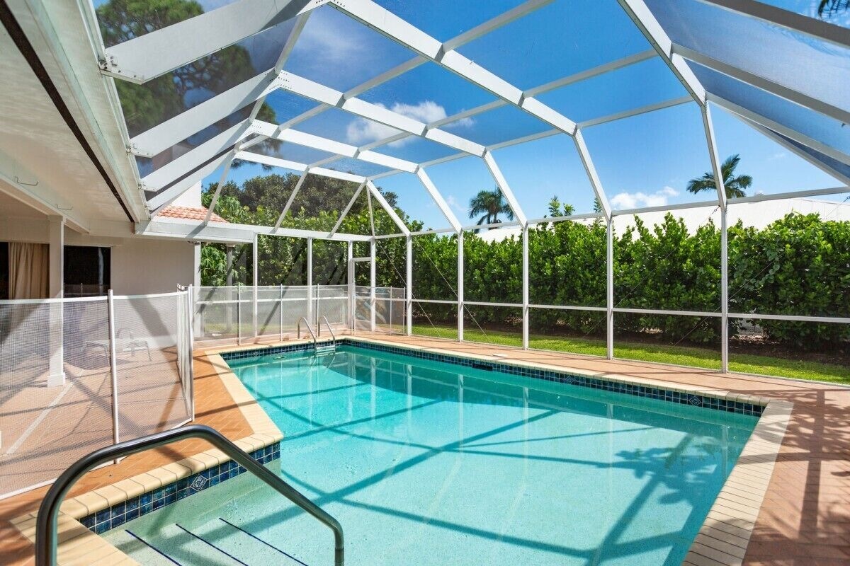 Photo 17 of House west of 41: 10 min. walk to beach, park, arts, restaurants and shopping!