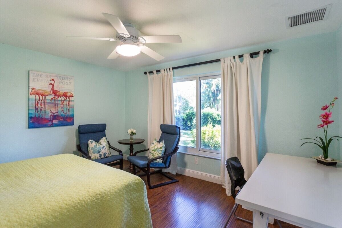 Photo 31 of House west of 41: 10 min. walk to beach, park, arts, restaurants and shopping!