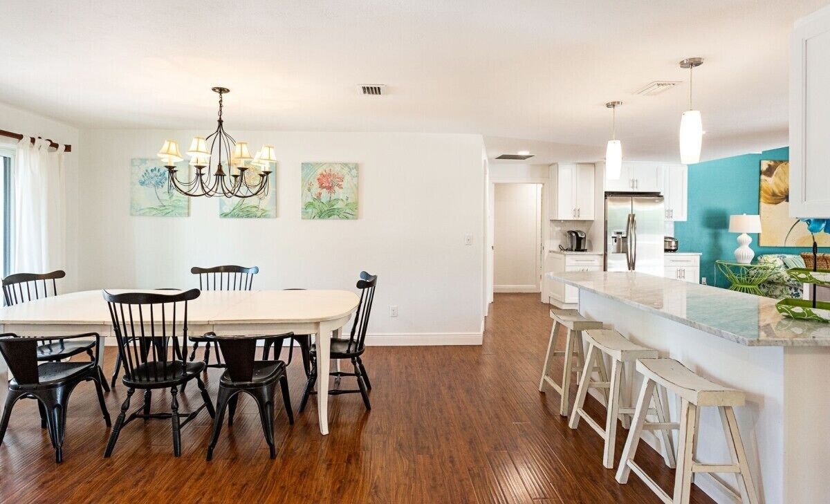 Photo 7 of House west of 41: 10 min. walk to beach, park, arts, restaurants and shopping!