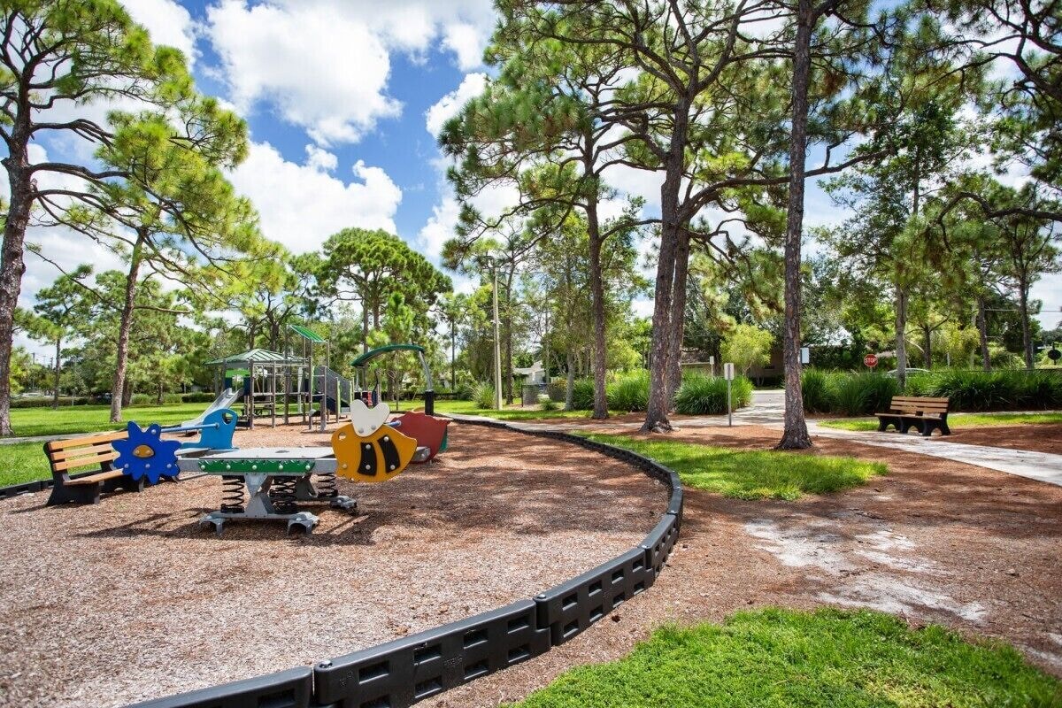 Photo 40 of House west of 41: 10 min. walk to beach, park, arts, restaurants and shopping!