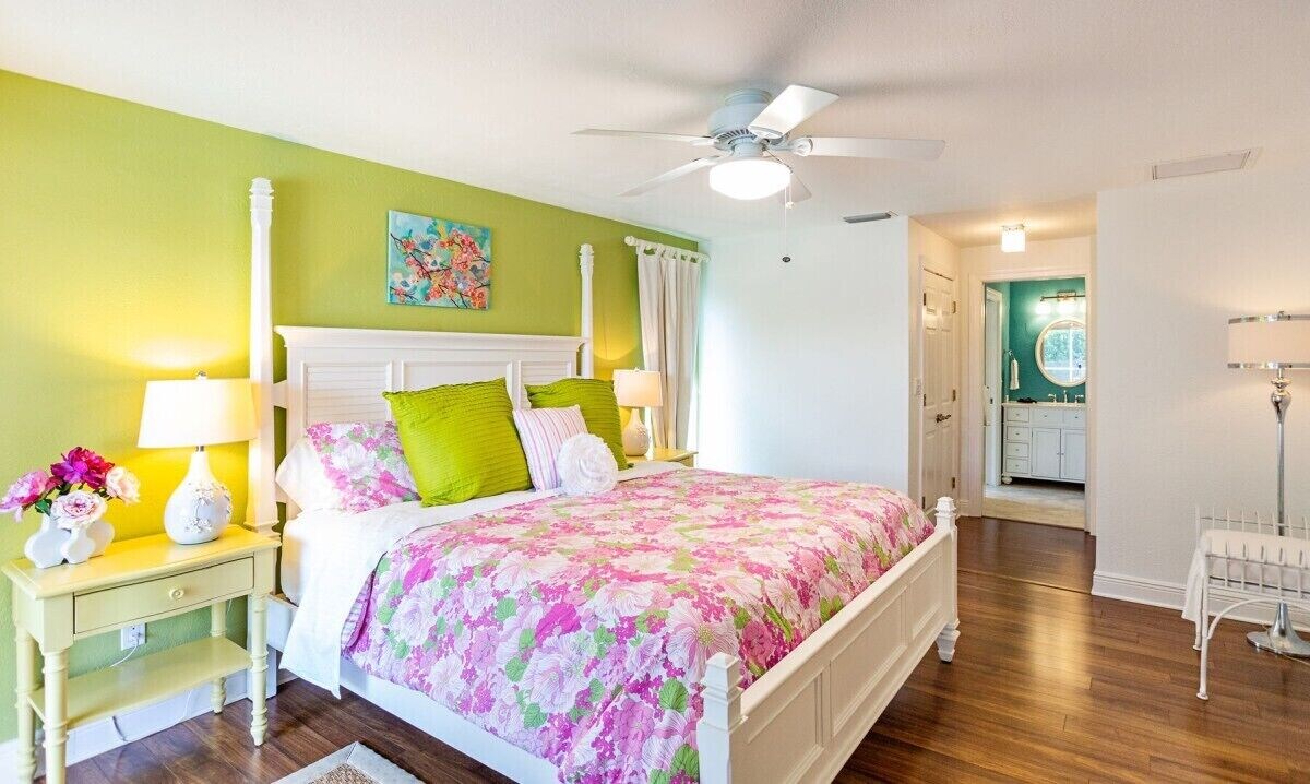 Photo 18 of House west of 41: 10 min. walk to beach, park, arts, restaurants and shopping!