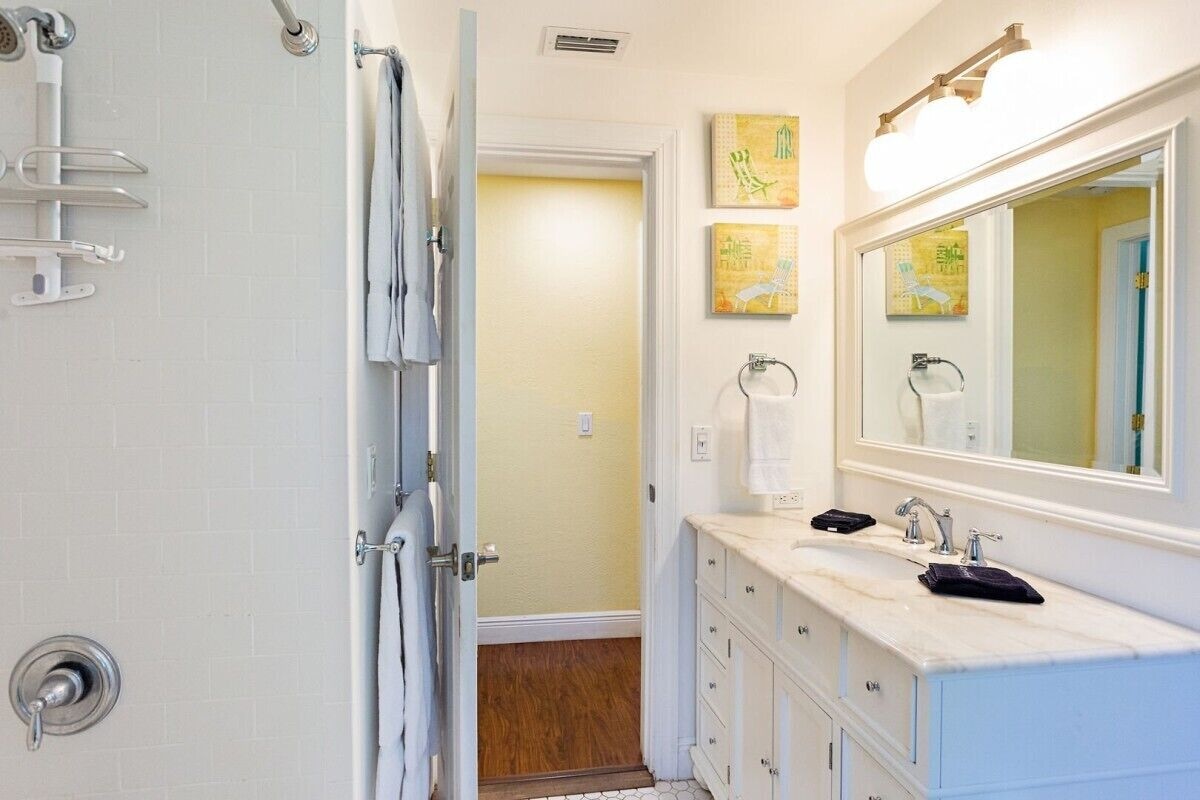 Photo 33 of House west of 41: 10 min. walk to beach, park, arts, restaurants and shopping!