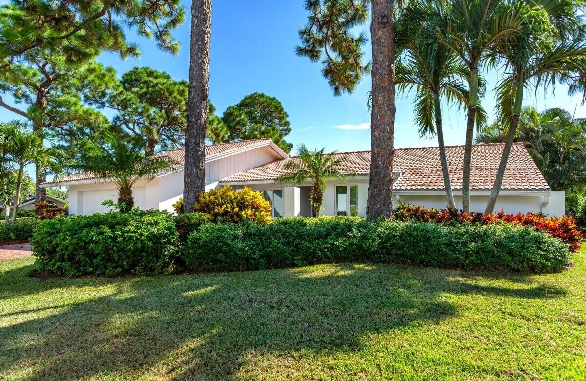 Photo 2 of House west of 41: 10 min. walk to beach, park, arts, restaurants and shopping!