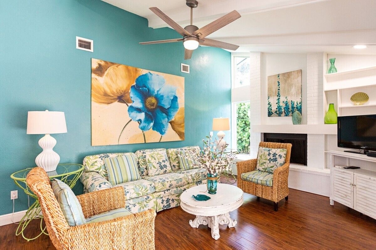 Photo 13 of House west of 41: 10 min. walk to beach, park, arts, restaurants and shopping!