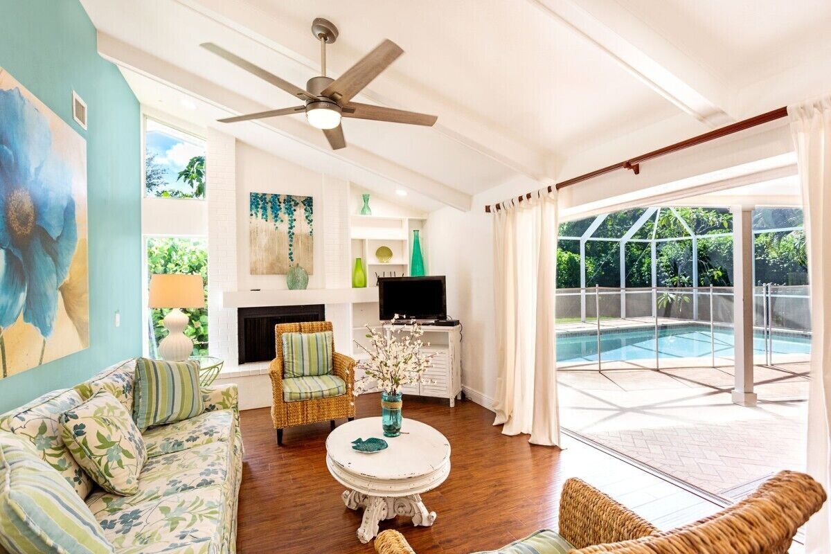 Photo 14 of House west of 41: 10 min. walk to beach, park, arts, restaurants and shopping!