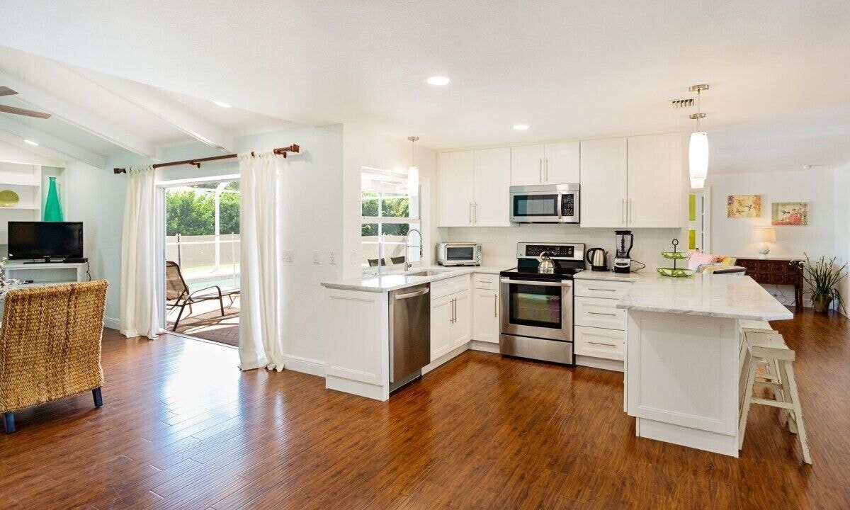 Photo 9 of House west of 41: 10 min. walk to beach, park, arts, restaurants and shopping!