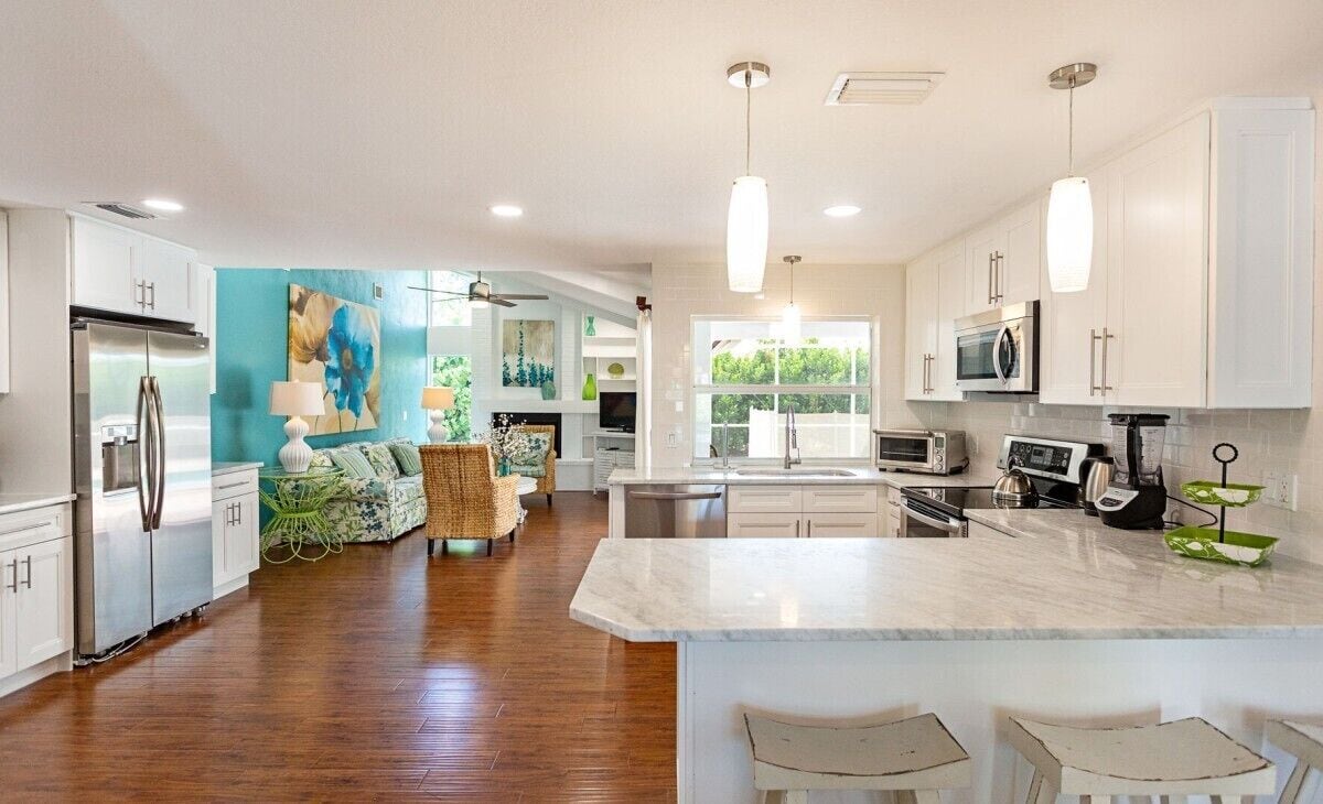 Photo 12 of House west of 41: 10 min. walk to beach, park, arts, restaurants and shopping!