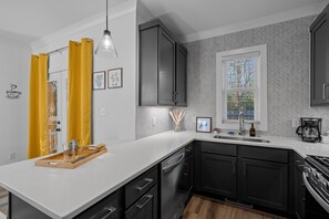Private kitchen - 16 Guests~Private Drive~Fenced~Pets~Near NCCU/Duke (Durham)