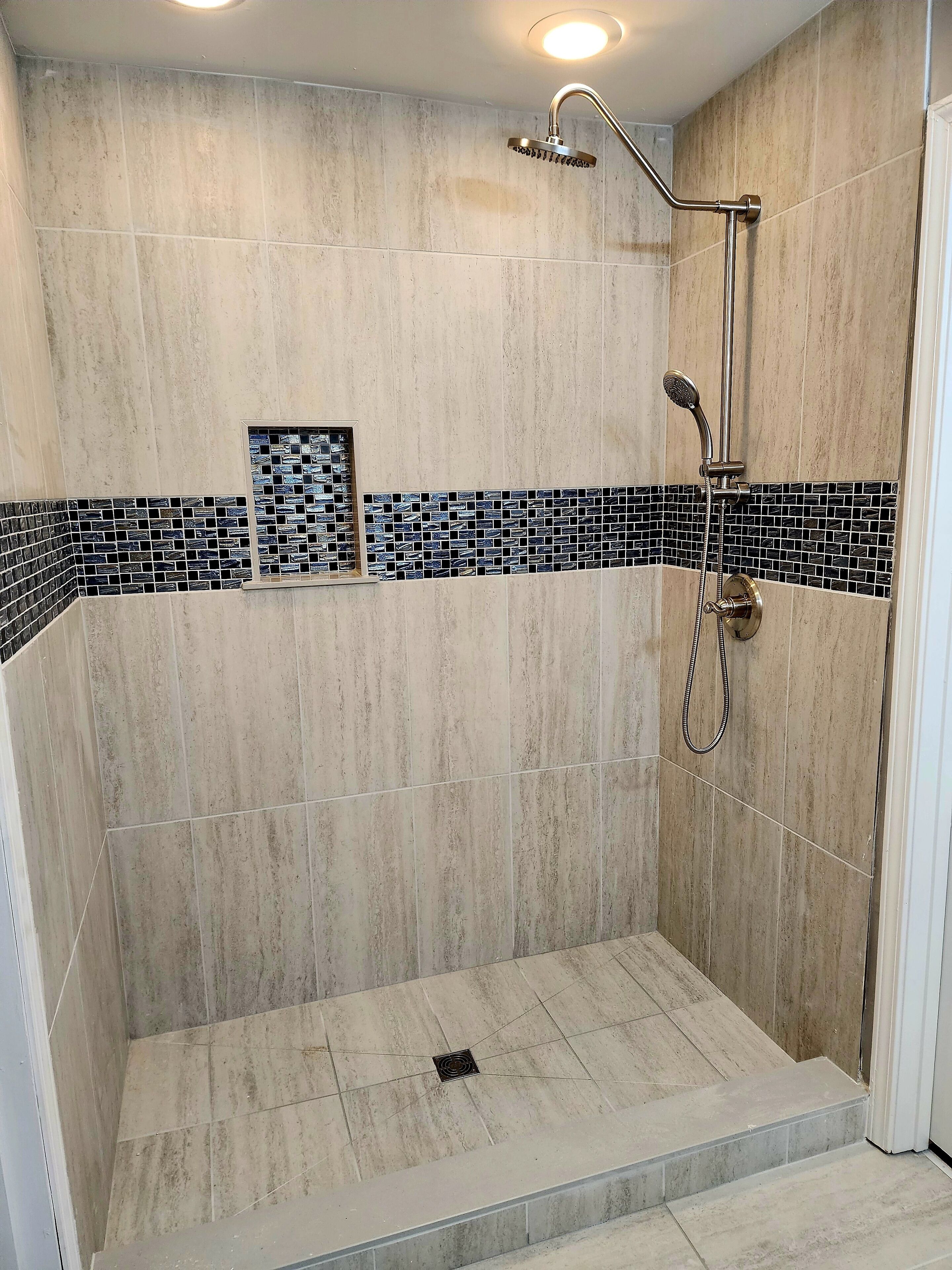 Douche, articles de toilette écologiques, serviettes fournies, savon