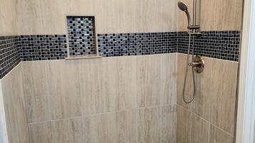 Douche, articles de toilette écologiques, serviettes fournies, savon