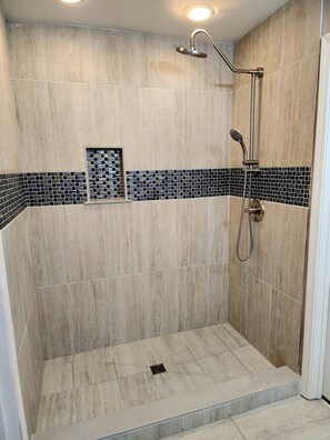 Regadera, amenidades de baño ecológicas, toallas, jabón 