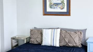 1 soverom, skrivebord, wi-fi (inkludert) og sengetøy