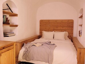 1 slaapkamer, een strijkplank/strijkijzer, gratis wifi, beddengoed