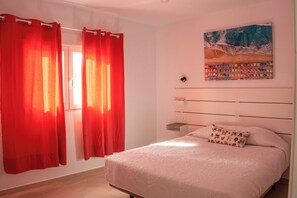 2 bedrooms, WiFi, bed sheets - Modern beachside apartment Punta Mujeres (Haría)