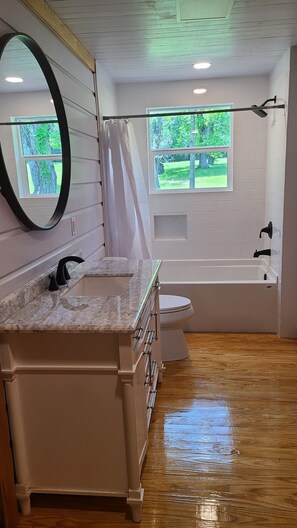 Hair dryer, towels, soap, shampoo - Back in time 1940s Lakeview House just steps from the lake. (Hemphill)