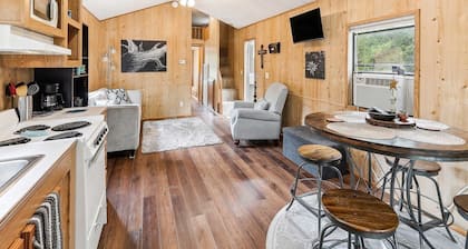Cabin 10~ Cozy Toronto Lake Cabin ~ Walk to the Water by RedAwning